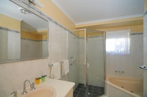 Three-Bedroom Cottage with Garden View - Spa Bath