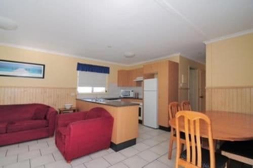 Three-Bedroom Cottage with Garden View - Spa Bath