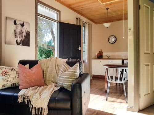 One-Bedroom Cottage with Spa Bath