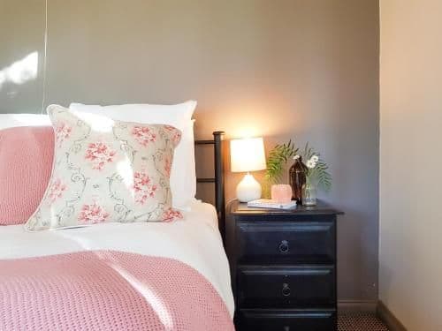 One-Bedroom Cottage with Spa Bath