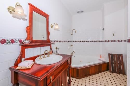 The Rose Queen Suite with Spa Bath