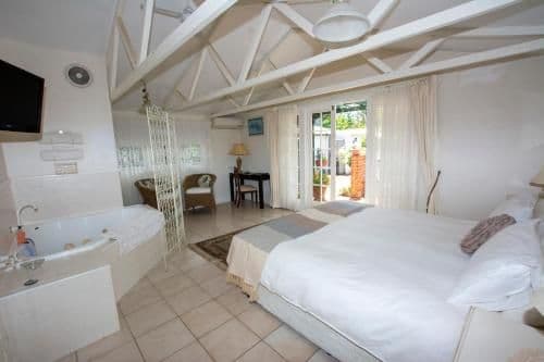 The Summer King Suite with Spa Bath