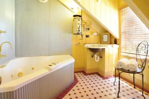 Two-Bedroom Cottage with Spa Bath