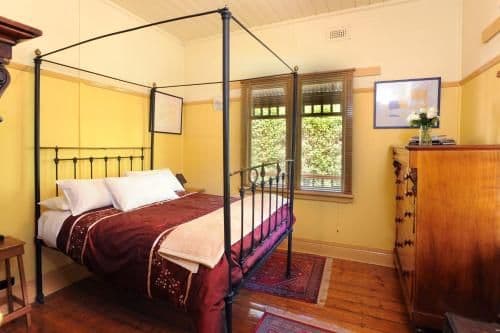 Three-Bedroom Cottage with Spa Bath