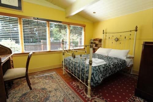 Three-Bedroom Cottage with Spa Bath