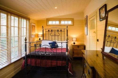Two-Bedroom Cottage with Spa Bath