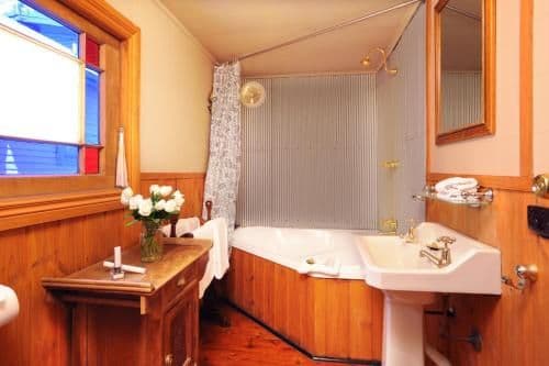 Three-Bedroom Cottage with Spa Bath