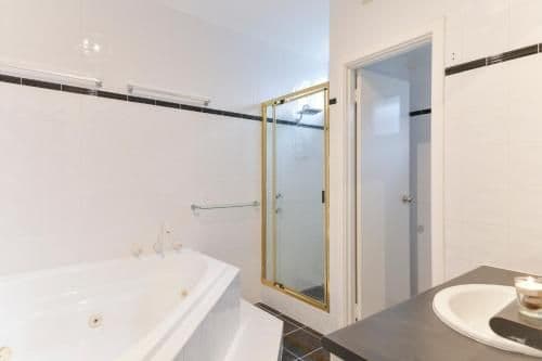 Deluxe Suite with Spa Bath