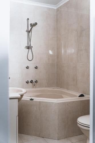 Creswick Studio with Spa Bath