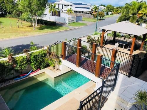 Apartment with Pool View