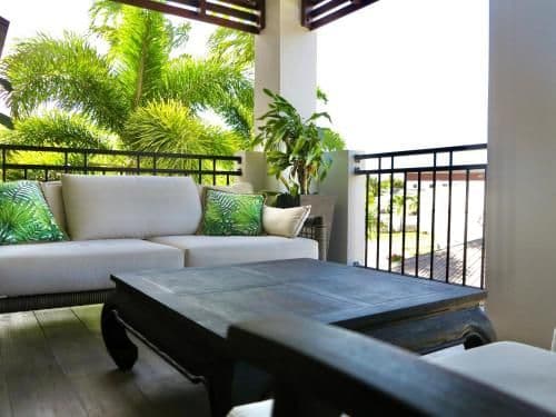 Apartment with Pool View