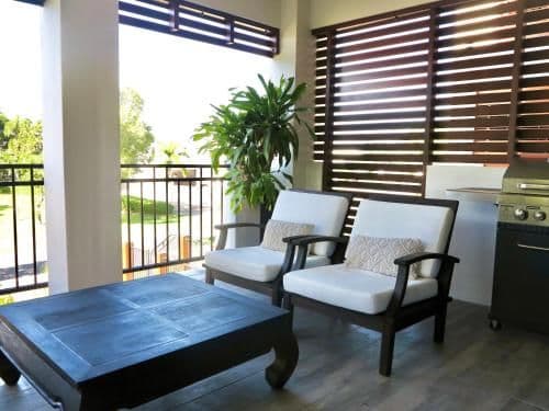 Apartment with Pool View