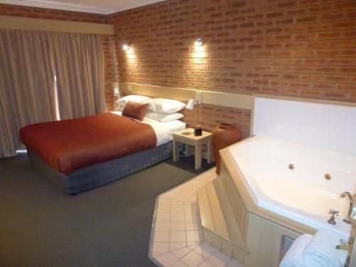 Deluxe Queen Room with Spa Bath
