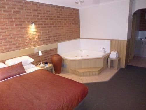 Deluxe Queen Room with Spa Bath