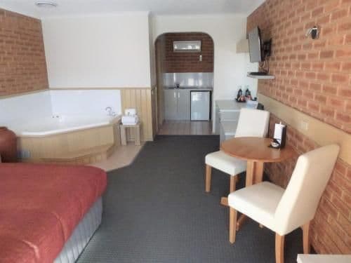 Deluxe Queen Room with Spa Bath