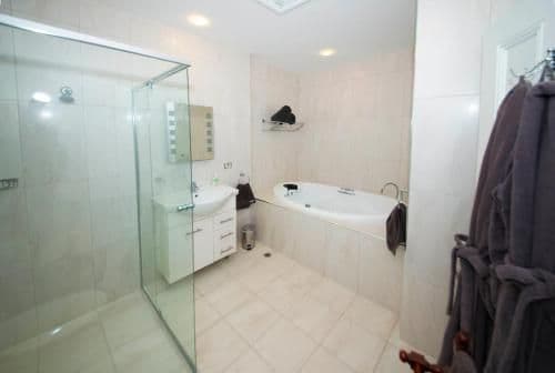Deluxe Queen Suite with Indoor Spa