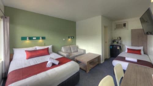 Deluxe Queen Suite
