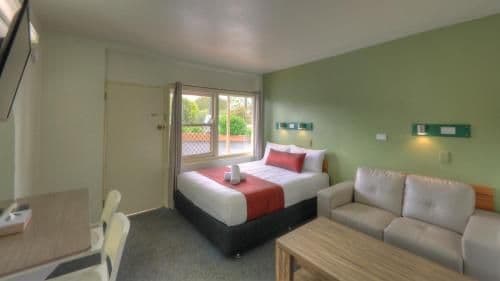 Deluxe Queen Suite
