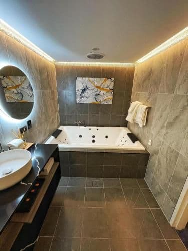 Deluxe Suite with Spa Bath