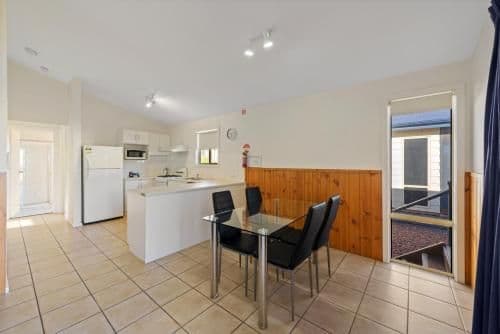 Deluxe 2 Bedroom Cabin - Sleeps 6