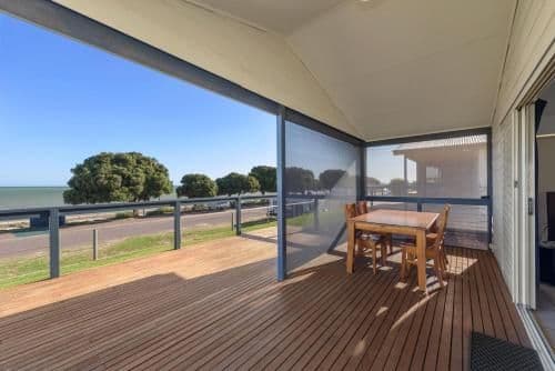 Deluxe 2 Bedroom Cabin - Sleeps 6