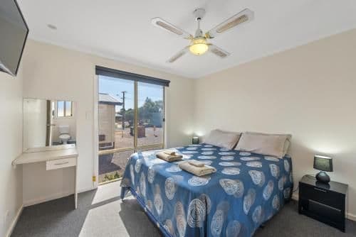 Deluxe 2 Bedroom Cabin - Sleeps 6
