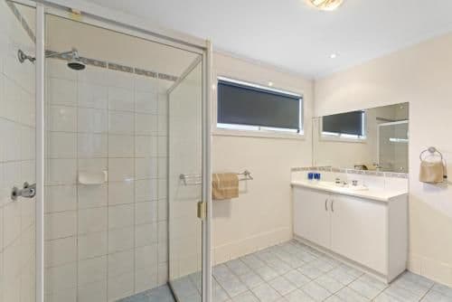Deluxe 2 Bedroom Cabin - Sleeps 6