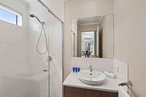 Deluxe 2 Bedroom Cabin - Sleeps 6