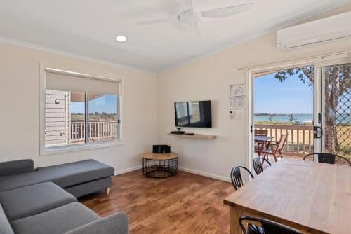 Deluxe 2 Bedroom Cabin - Sleeps 6