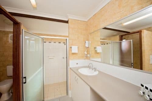 Deluxe 3 Bedroom Waterfront Cabin