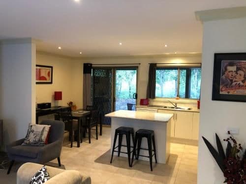 Self-Contained Cottage with Spa Bath - Redgum Cottage