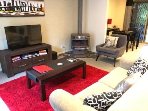Self-Contained Cottage with Spa Bath - Redgum Cottage