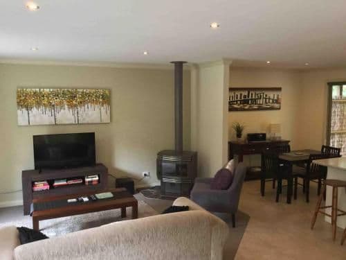 Self-Contained Cottage with Spa Bath - Redgum Cottage