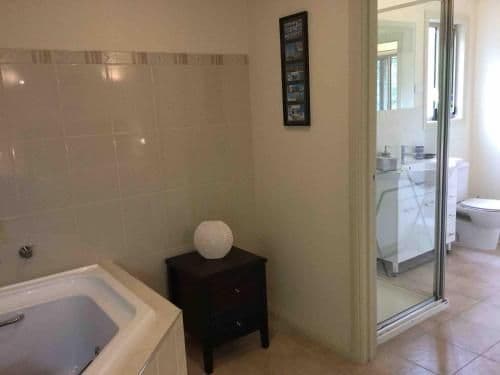 Self-Contained Cottage with Spa Bath - Redgum Cottage