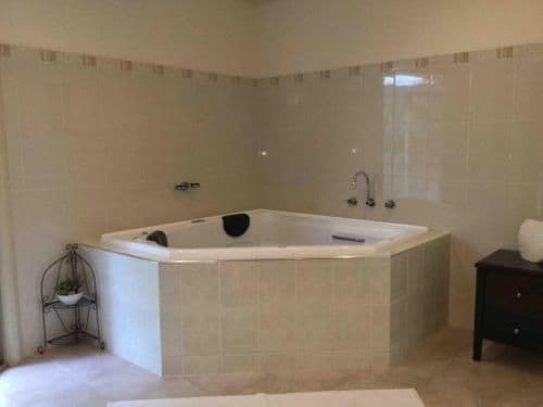 Self-Contained Cottage with Spa Bath - Redgum Cottage
