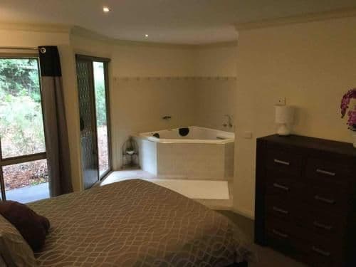 Self-Contained Cottage with Spa Bath - Redgum Cottage