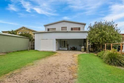 Lake Tyres Beach House