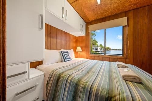 Three-Bedroom Houseboat - The Murray Dream