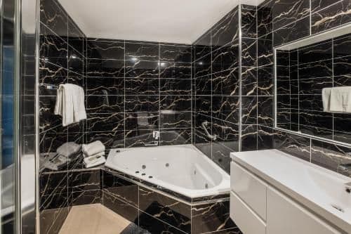 Deluxe Suite with Spa