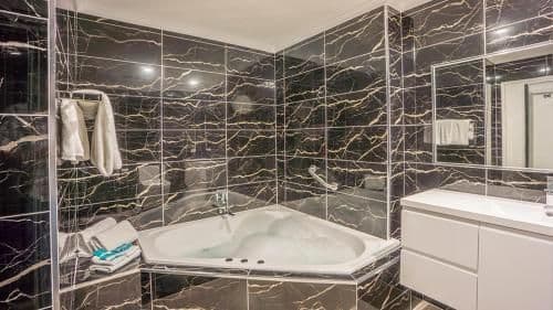 Deluxe Suite with Spa