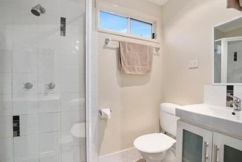 Deluxe 2 Bedroom Cabin - Sleeps 5