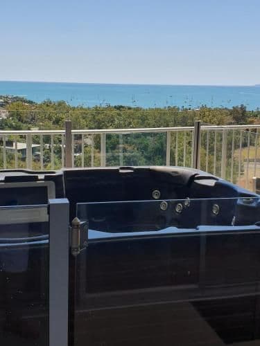 Three Bedroom Ocean View Penthouse with Jacuzzi