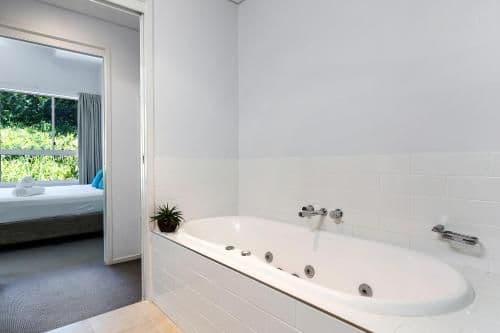 Three Bedroom Ocean View Penthouse with Jacuzzi