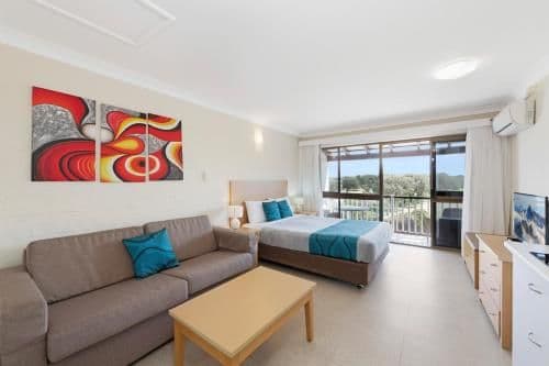 Apartment with Pool View