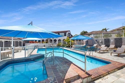 Apartment with Pool View