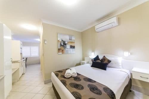Deluxe Queen Room with Two Single Beds
