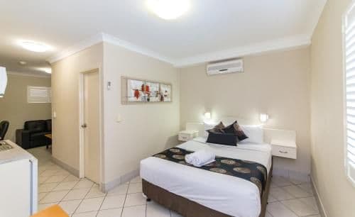 Executive Queen Suite with Sofa
