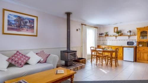 One-Bedroom Cottage with Spa Bath