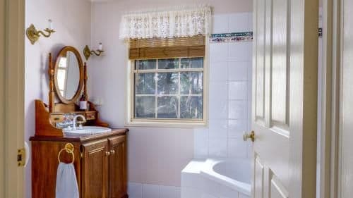 One-Bedroom Cottage with Spa Bath