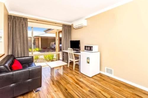 Three Bedroom Spa Apartment (Full Kitchen and Laundry)